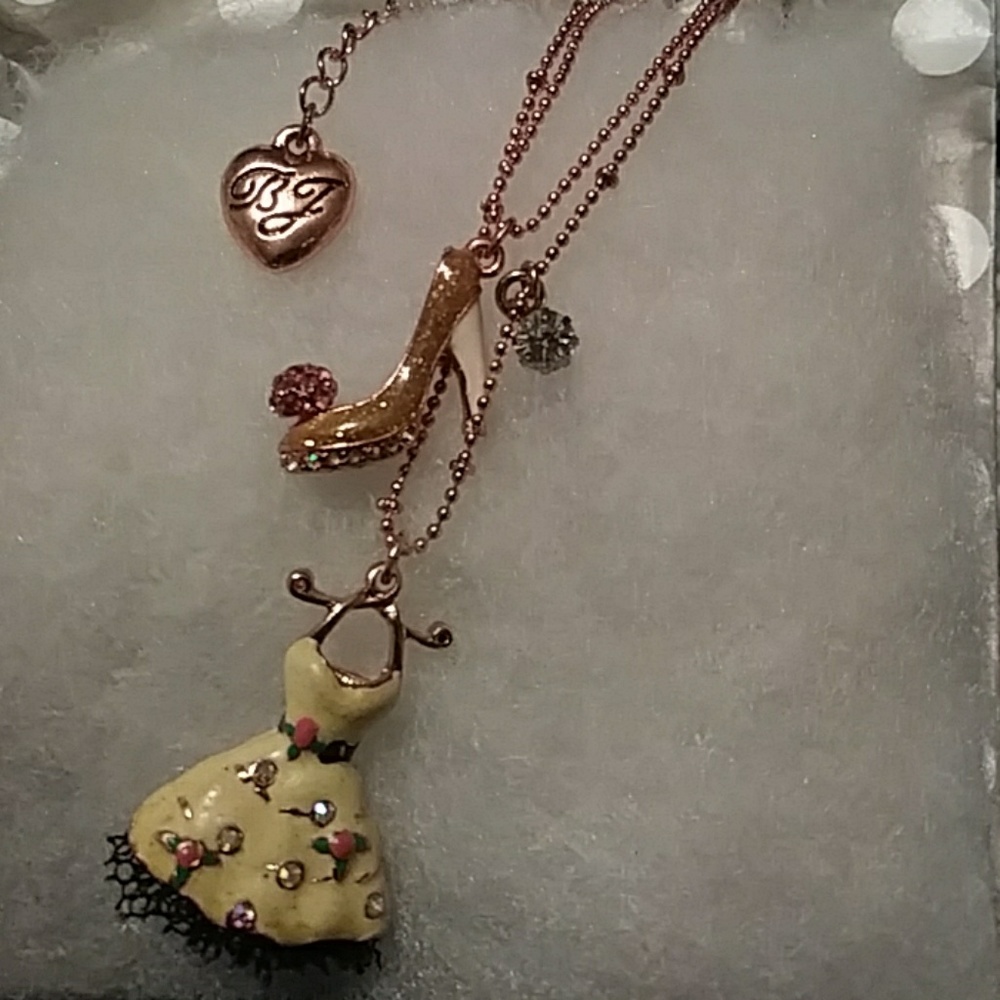 💃👠 Betsy Johnson Rose Gold Tone Necklace